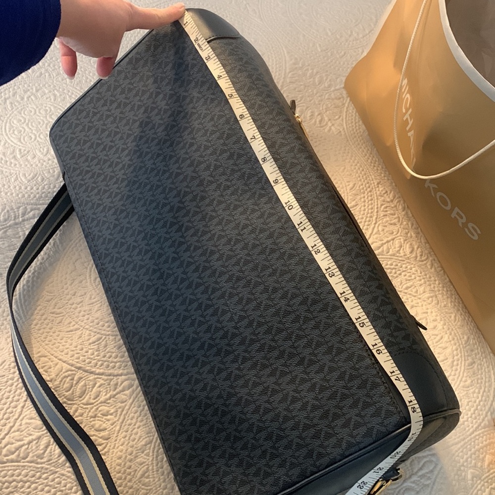 ❌SOLD❌ Authentic Michael Kors duffle bag - Picture 17 of 17